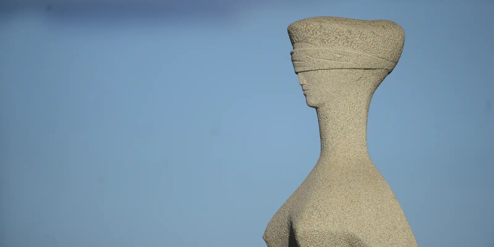 A estátua A Justiça, de olhos vendados, em frente ao STF