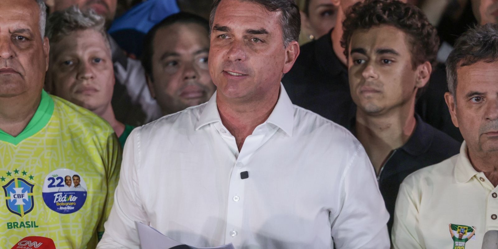 Flávio Bolsonaro fala à imprensa após o 2º turno, cercado de aliados