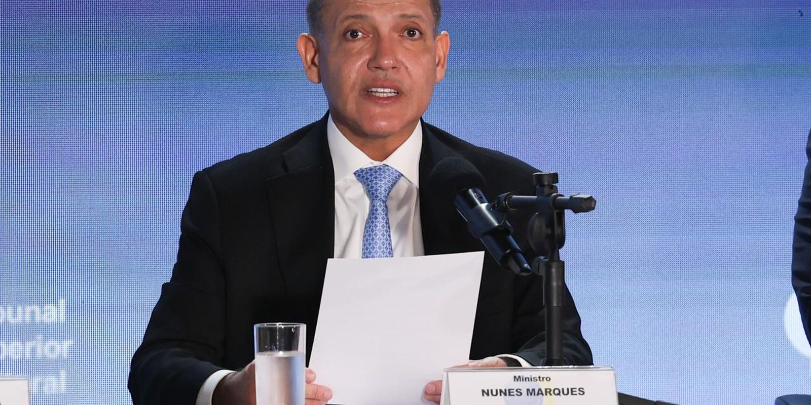 O ministro Nunes Marques, presidente do TSE, lê uma nota em entrevista coletiva