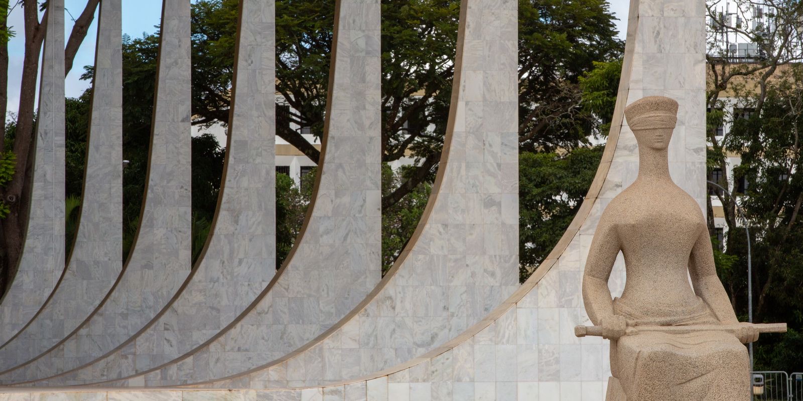 A sede do Supremo Tribunal Federal, em Brasília, com a estátua A Justiça